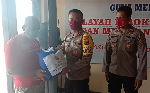 polres-talaud-serahkan-10-ton-beras-bagi-warga polres talaud serahkan 10 ton beras kepada warga
