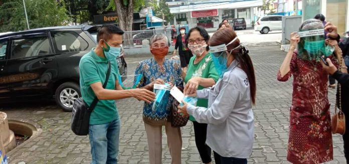 kagama-manado-pewarna-sulut-bagikan-masker-pelindung-wajah kagama manado dan pewarna sulut bagikan masker dan pelindung wajah