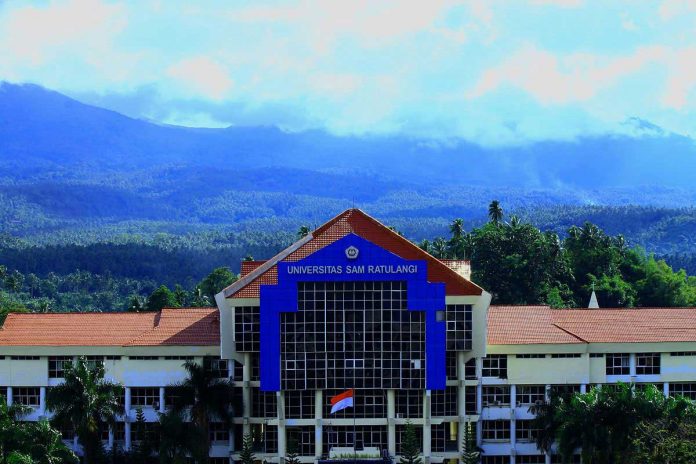 1200px-Universitas_Sam_Ratulangi