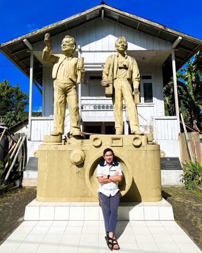 rocky-wowor-di-bawah-patung-mendur-bersaudara rocky wowor di bawah patung mendur bersaudara