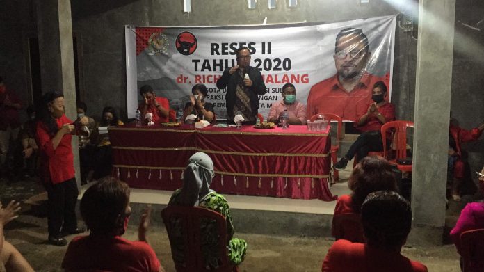 richard-sualang-berinteraksi-dengan-peserta-reses richard sualang berinteraksi dengan peserta reses