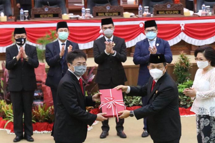 andrei-angouw-serahkan-memori-jabatan-ke-andi-silangen andrei angouw serahkan memori jabatan ke andi silangen