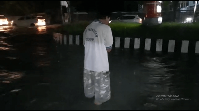 luapan-air-di-areal-spbu-tikala-kumaraka-manado luapan air di areal spbu tikala kumaraka manado