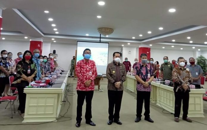 Dr. Drs. Agus Fatoni, M.Si (tengah/cokelat) bersama peserta kegiatan. agus-fatoni-bersama-peserta-kegiatan